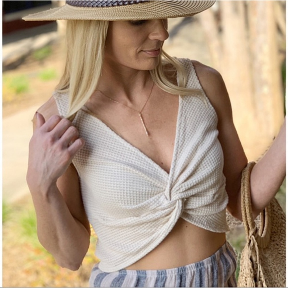 ❤️LAST ONE! Waffle Knit Twist Front Cropped Top - Picture 4 of 6